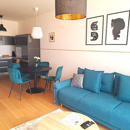 Stylish Getaway In Prime Bratislava Location - By The Danube And Old Town Apartment Bagian luar foto