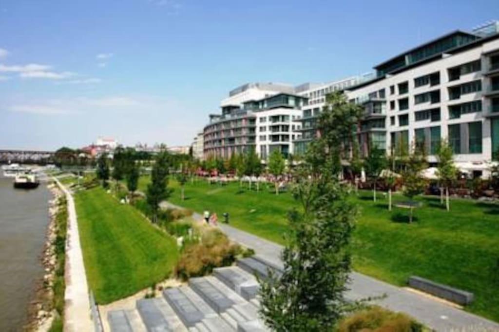 Stylish Getaway In Prime Bratislava Location - By The Danube And Old Town Apartment Bagian luar foto
